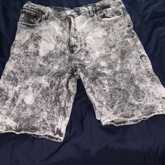 Mens Levi’s smoke gray shorts - Picture 2 of 6